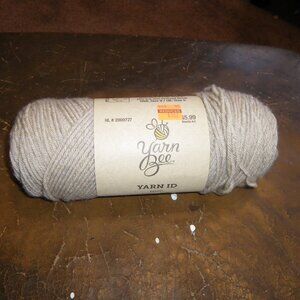 1 Skein Yarn Bee Yarn ID - Color Fawn – 252 yds